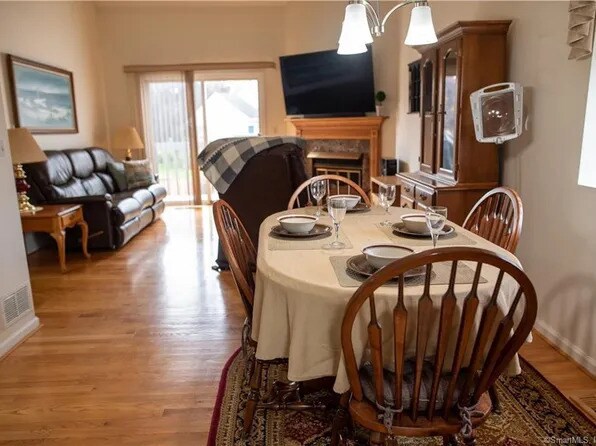 Building Photo - Meticulously maintained and updated end un...
