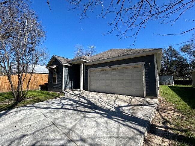 Building Photo - LOCATION! Walk to Torrey Park / Close to NB Downtown & Gruene / No Carpet / NBISD