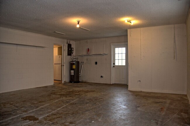 Building Photo - 4 bedroom 2 bath  single-family home in Co...