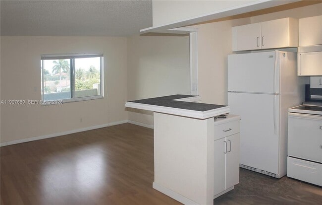 Building Photo - 1400 NE 54th St