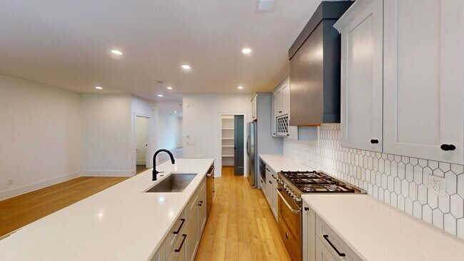 Building Photo - 617 W Worthington Ave
