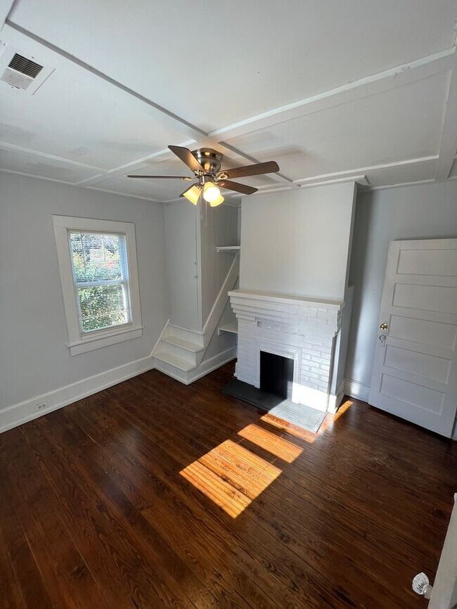 Building Photo - Remodeled spacious home in great location!