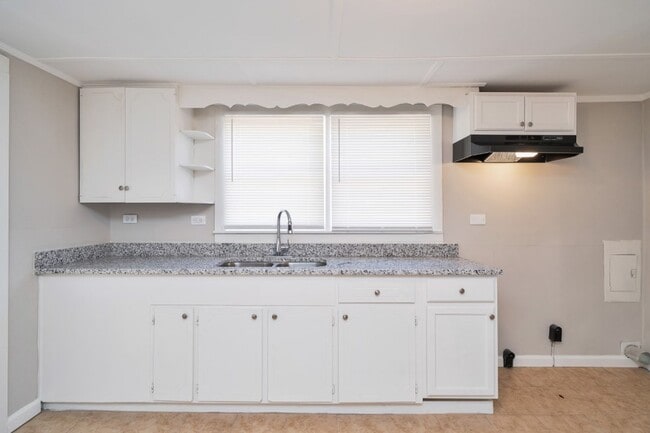 Building Photo - Super Cute Super Clean Priced to move fast!!!