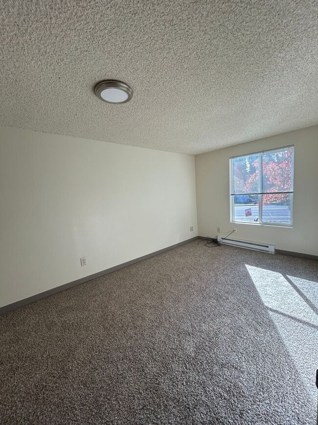 Building Photo - (946) 2780-B - Beautiful Updated 2-bedroom...