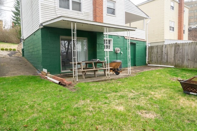 Building Photo - AVAILABLE JULY 1ST!! DON'T MISS this FANTASTIC home in a PRIME LOCATION!