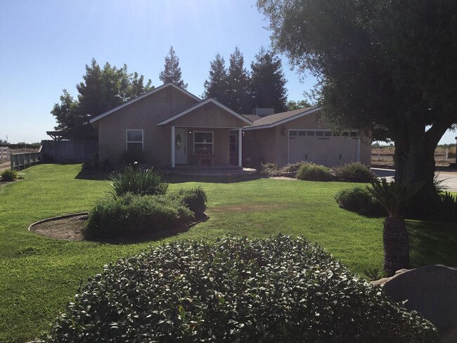 Building Photo - 5430 N Madera Ave