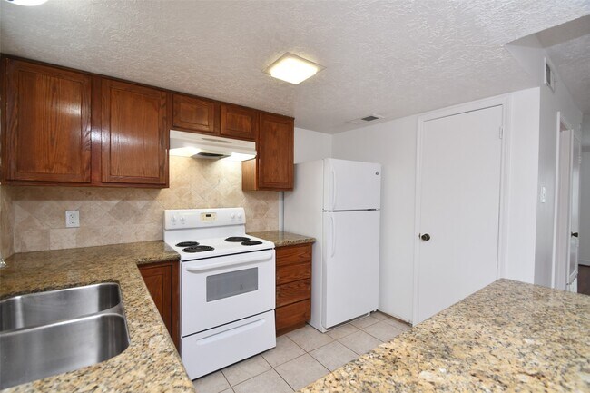 Building Photo - 10018 Knoboak Dr