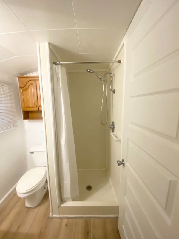 Building Photo - 9762 N River Rd