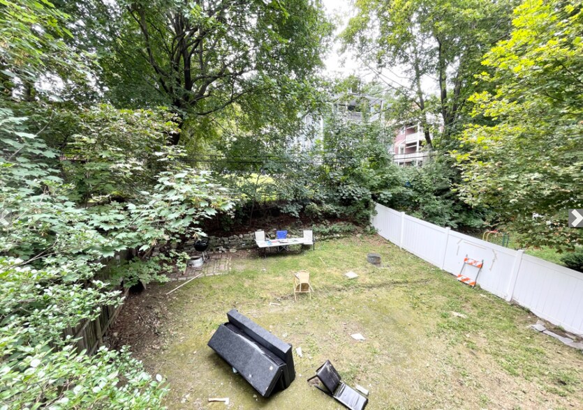 Building Photo - 112 Hillside St