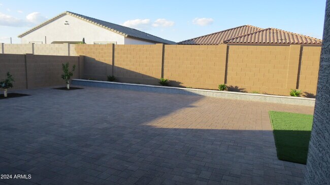 Building Photo - 7710 W Jackrabbit Ln