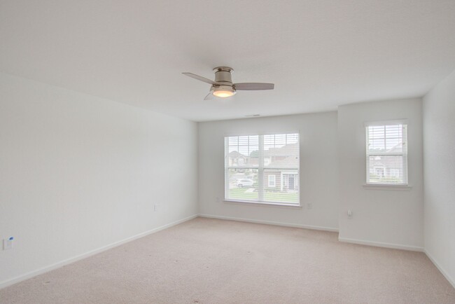 Building Photo - 3 Bed, 2.5 Bath Condo in Hickory School Di...