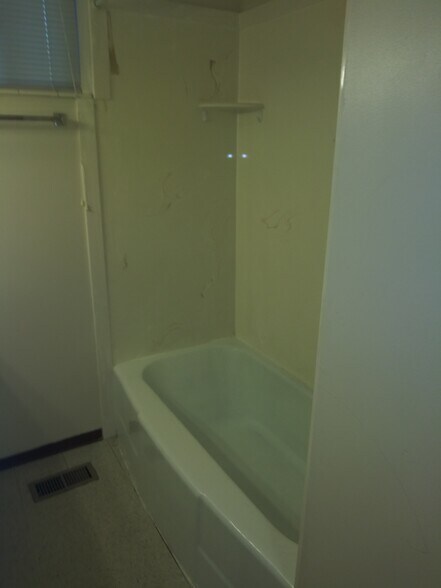 Bath Tub - 56 S 600 E