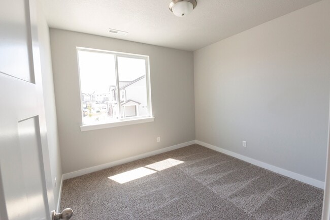 Building Photo - 734 N 260 W
