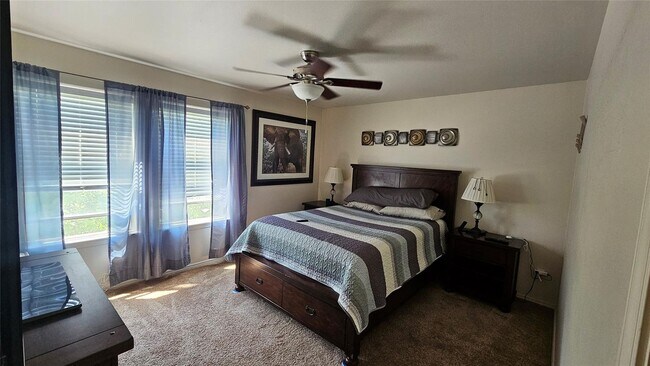 Building Photo - Recently Updated 3 BR/ 1.5 BA in Central M...