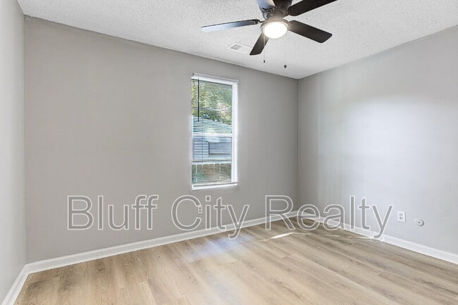 Building Photo - 819 Watson St