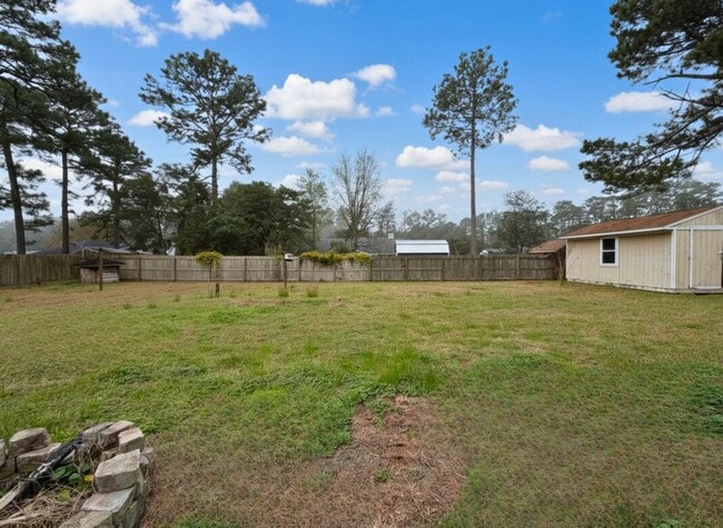 Building Photo - Spacious 3BR/2BA Home with Bonus Spaces & Large Fenced Yard