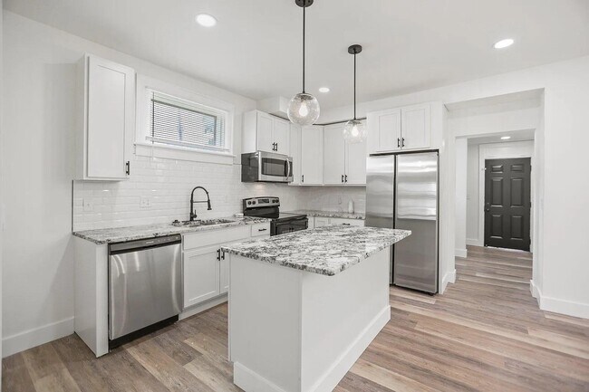 Building Photo - 852 Oakwood Ave