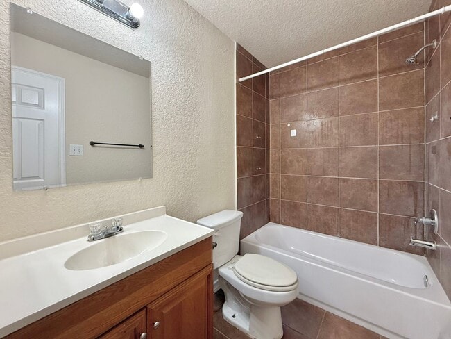 Building Photo - 3 bed 2 bath townhome in Leon Valley near ...