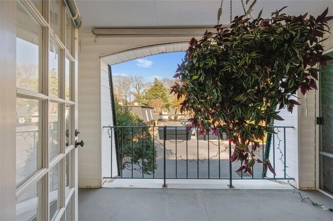 Building Photo - 5120 Chemin De Vie NE