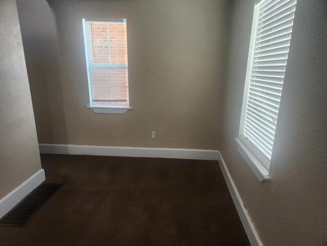 Building Photo - 801 N Gladstone Ave