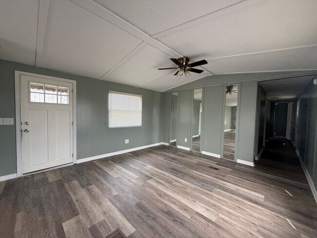 Building Photo - 2 Bedroom 1 Bathroom Home located in Greeneville, TN