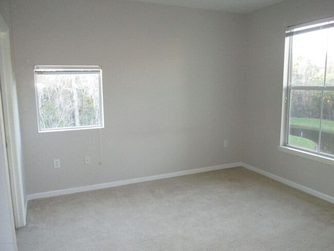 Building Photo - Cute 2 bedroom / 2 bath unit in beautiful ...