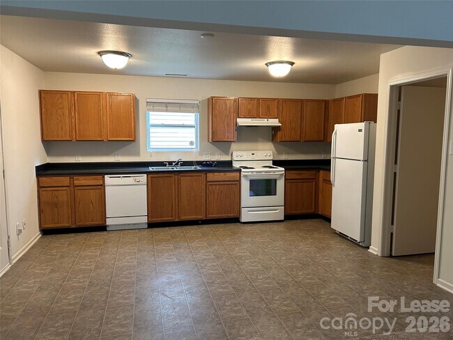 Building Photo - 3015 Meadow Knoll Dr