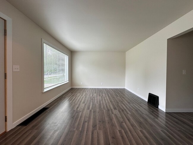 Building Photo - Recently Renovated Single Family Home Avai...