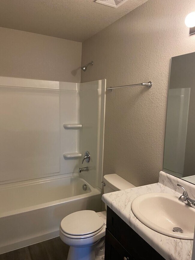 Building Photo - *St Patrick's Day Deal!* Three Bedroom | T...