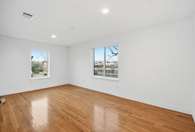 Building Photo - Beautiful Houston Home Featuring a Private Pool