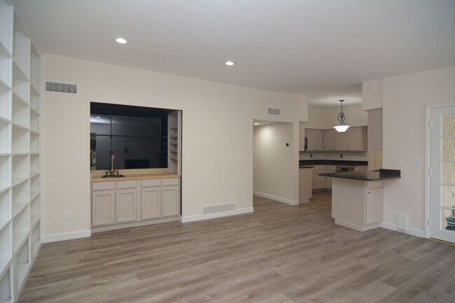 Building Photo - Well Maintained 3 Bedroom 2 Bath Home! Located in a Desirable North Tucson Location! Short Term R...