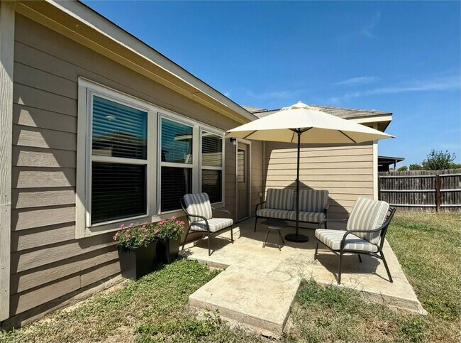 Building Photo - Northeast Crossing Neighborhood. Close to ...