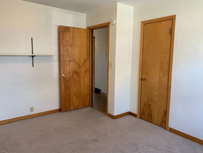 Building Photo - 5 Bedroom Across from NDSU!!