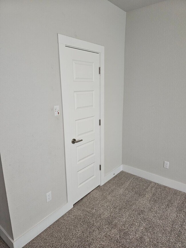 Building Photo - $500 discount for Lease signed in June!