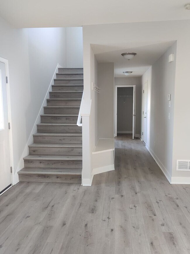 Building Photo - 2768 Clover Ridge Dr