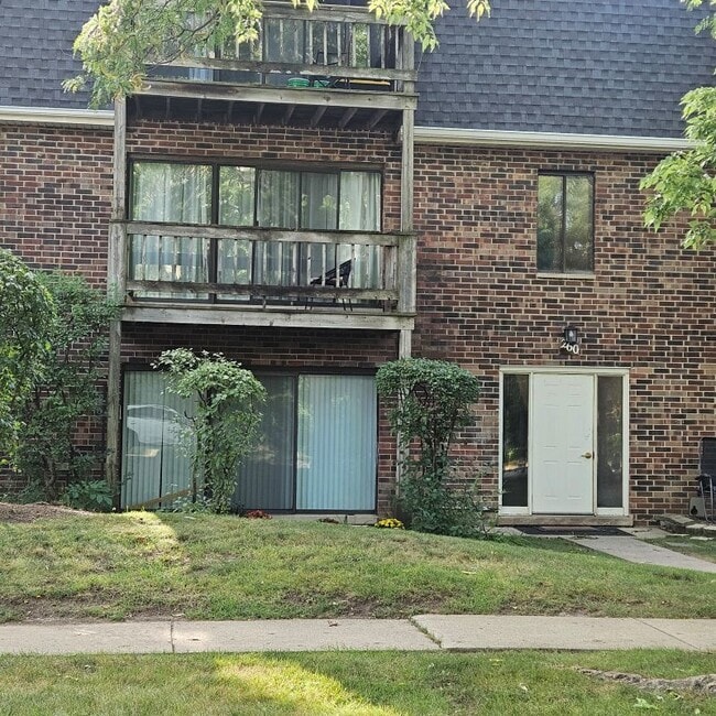 Building Photo - 260 E Court of Shorewood