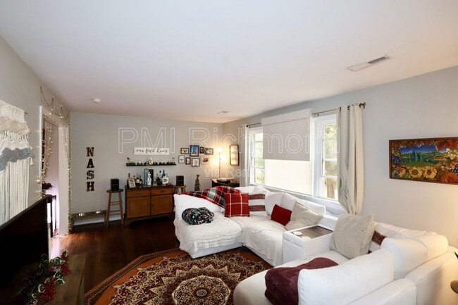 Building Photo - 3012 Elmbrook Rd