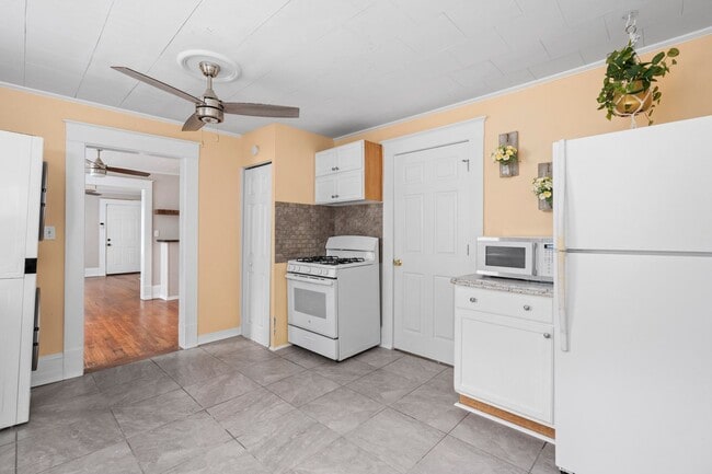 Building Photo - Cozy 3-Bedroom Home with Classic Charm in ...