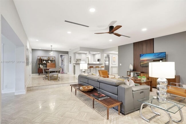 Building Photo - 1128 W Cypress Dr