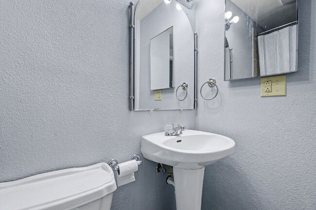 Building Photo - 695 Calle Entrada