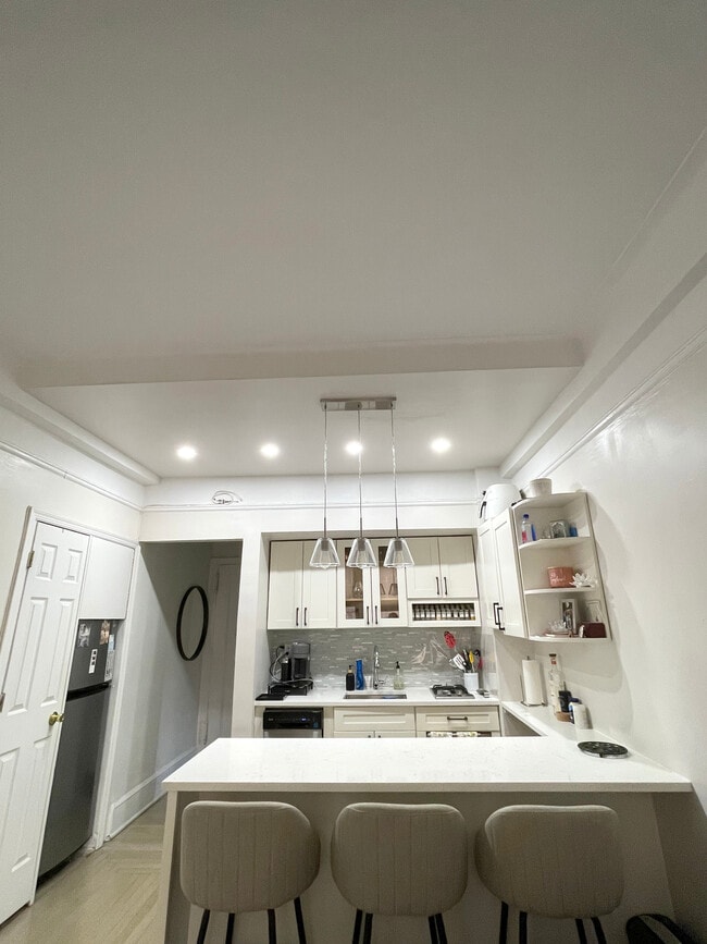 Primary Photo - 50 W 106th St