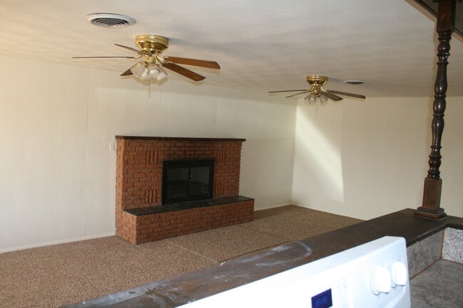 Building Photo - LARGE COUNTRY HOME NEAR ENMU