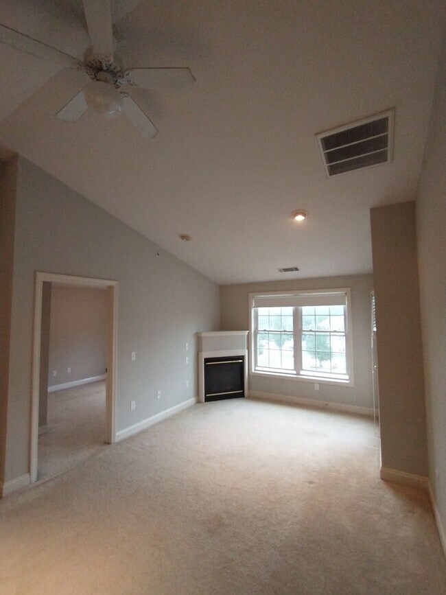 Building Photo - 2 Bedroom 2 Bath Unit-Available Now!