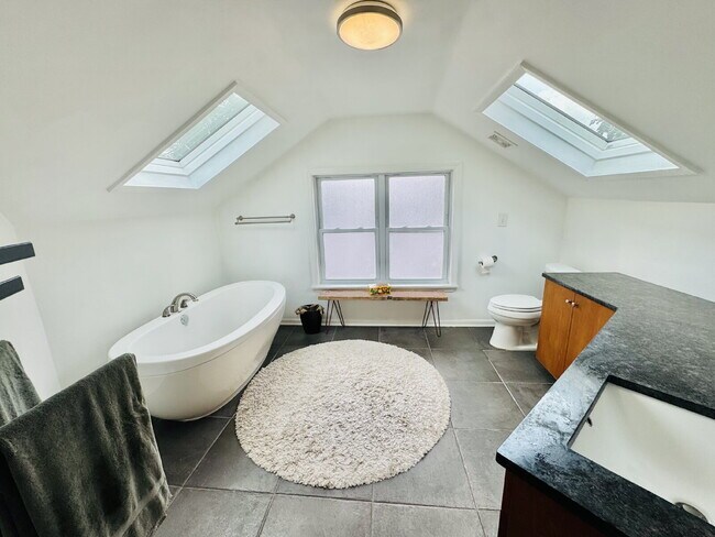 Building Photo - Charming 4-Bed Home with Granite Touches & Hardwood Elegance in Minneapolis!