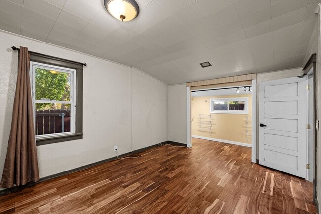 Building Photo - Meticulously UpdatedComstock Rancher!