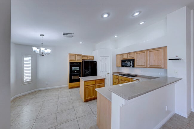 Building Photo - Carry Over Showing: This property has been shown before and will be rented to the first most qual...