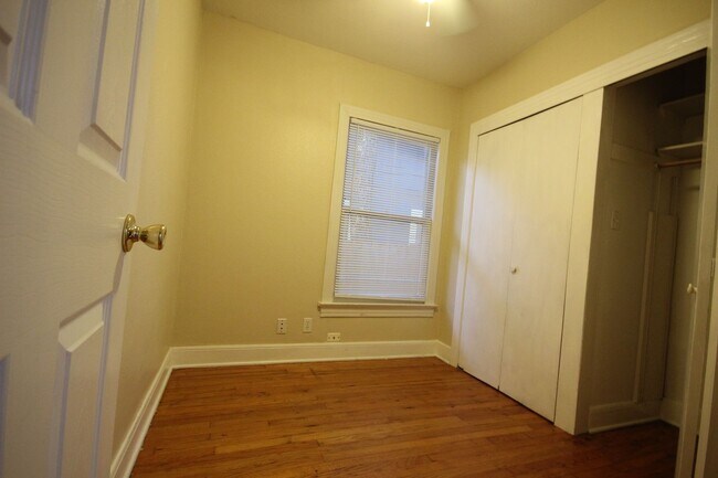 Building Photo - North Loop/Burnet Corridor LARGE 2/1 Duple...