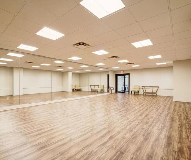 Building Photo - 1600 S Eads St