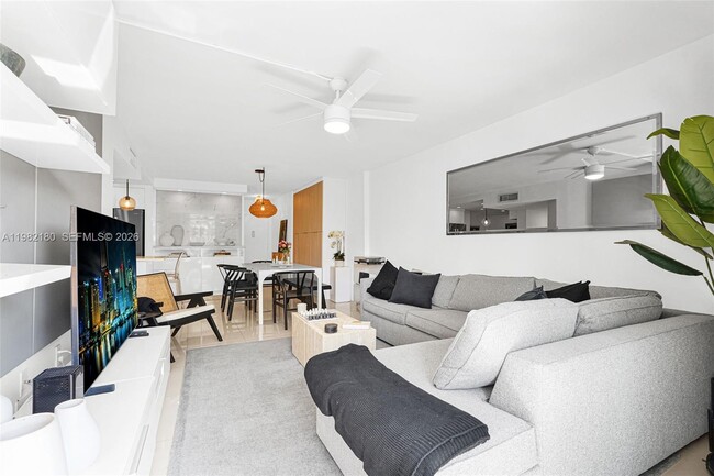 Building Photo - 1605 Bay Rd