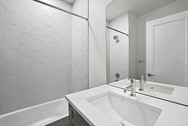 Building Photo - Last Townhouse Available! Beautiful Newer Build Close to Overlook Station
